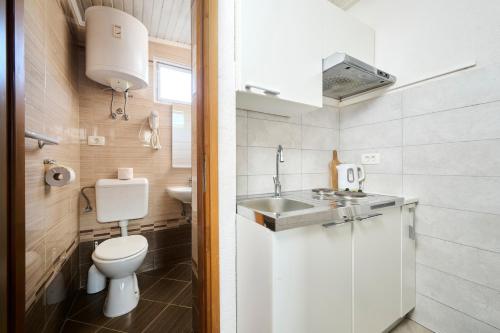 Ένα μπάνιο στο Apartman Ana