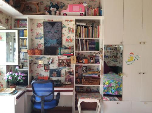 a room with a desk and a blue chair at Villa Nanda a 15 minuti da Roma piscina esclusiva , villa nella natura in Formello