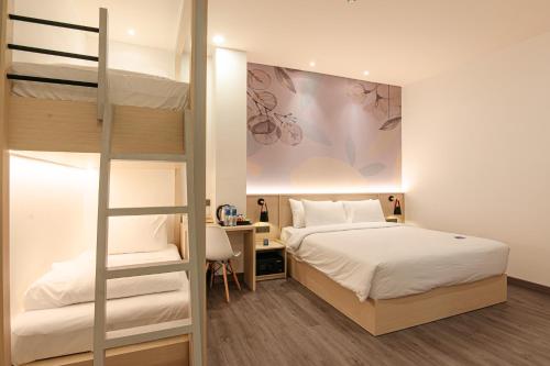 Postel nebo postele na pokoji v ubytování True Blue Hotel Menteng