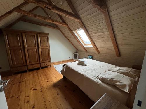 1 dormitorio con 1 cama en el ático en L'Oustal du Bourg, en Laguiole