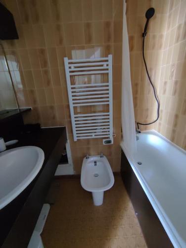 une salle de bain avec un lavabo, des toilettes et une baignoire dans l'établissement BOR54 - Joli T3 lumineux 6pers, skis au pieds, à Tignes