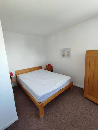 une chambre avec un lit dans une pièce dans l'établissement BOR54 - Joli T3 lumineux 6pers, skis au pieds, à Tignes