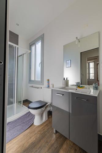 une salle de bain avec toilettes, lavabo et douche dans l'établissement Maisonnette au cœur de Cognac, à Cognac