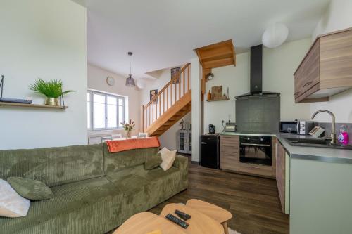 a living room with a couch and a kitchen at Maisonnette au cœur de Cognac in Cognac