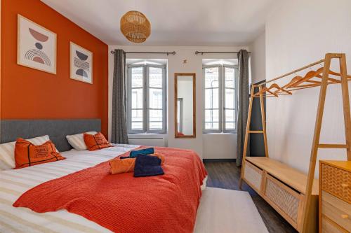 a bedroom with two beds and a bunk bed at Maisonnette au cœur de Cognac in Cognac