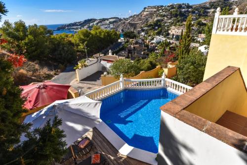 una piscina in una villa con vista di Villa Estrella de Cotobro ad Almuñécar