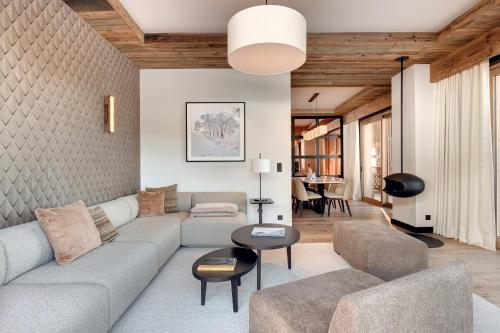 un soggiorno con un divano e un tavolo di Antarès NAOS 201 - luxury apartment ski inski out a Méribel