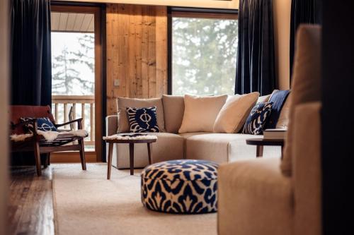 un salon avec un canapé et quelques fenêtres dans l'établissement Antarès URSA 302 - luxury apartment ski inski out, à Méribel
