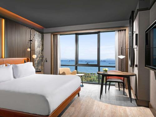 Ένα ή περισσότερα κρεβάτια σε δωμάτιο στο Mövenpick Hotel Istanbul Marmara Sea