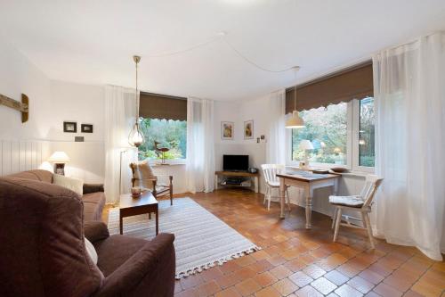 a living room with a couch and a table at Ferienwohnung Familie Franke in Joldelund