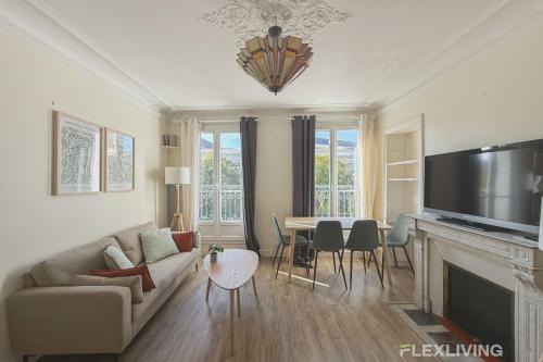 un salon avec un canapé et une table dans l'établissement Flexliving - whole apartment - Monge, à Paris