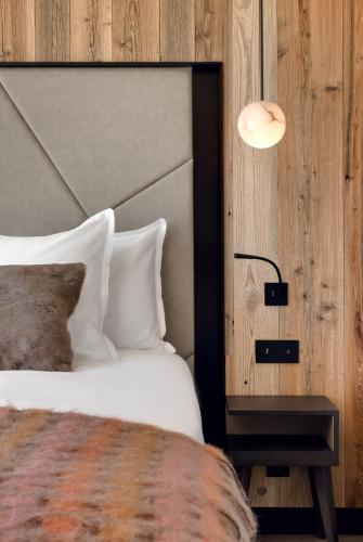 une chambre avec un lit et une lampe sur une table dans l'établissement Antares STELLA 002 - Ski inski out apartment, à Méribel