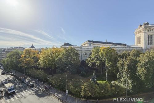 une vue aérienne sur un bâtiment avec des arbres et une rue dans l'établissement Flexliving - private bedroom - Monge, à Paris