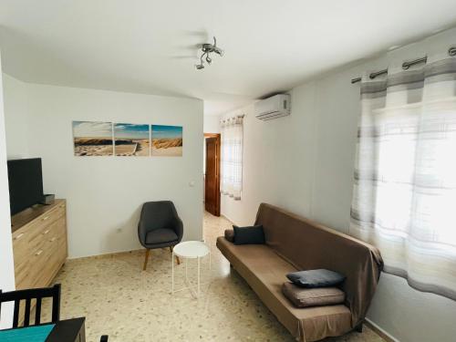 A television and/or entertainment centre at Apartamento Conil Centro y Playa, descanso perfecto, con aire acondicionado y WIFI