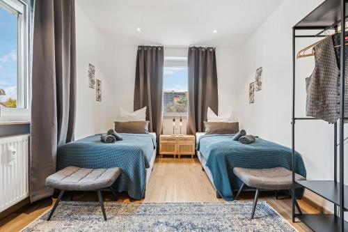 two beds in a room with a window at Großzügiges Apartment - blue - in SW in Schweinfurt