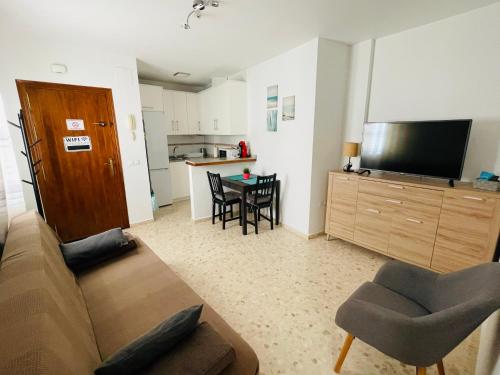 A kitchen or kitchenette at Apartamento Conil Centro y Playa, descanso perfecto, con aire acondicionado y WIFI