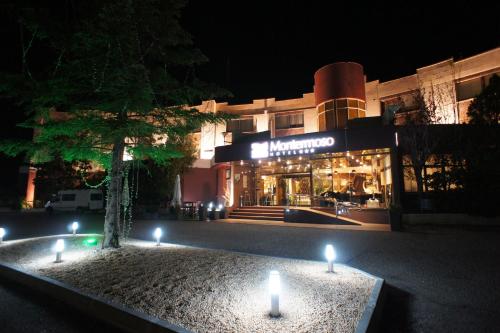 a night scene with lights and a building at Hotel Montermoso in Aranda de Duero
