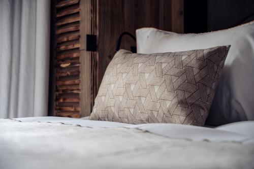 une chambre avec un lit avec un oreiller et un cache-sommierspectspectspectspects dans l'établissement Antarès URSA 101 - luxury apartment ski inski out, à Méribel