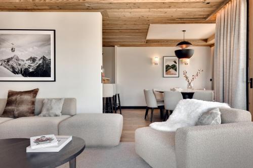 un salon avec un canapé et une table dans l'établissement Antarès STELLA 101 - Spacious ski inski out apartment, à Méribel