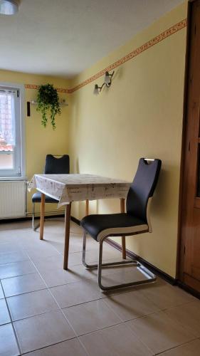 a table and two chairs in a room at Sommerflieder in Güntersberge