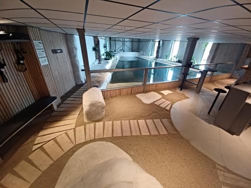 a room with a swimming pool on a cruise ship at B & B Fish World in Vlissingen