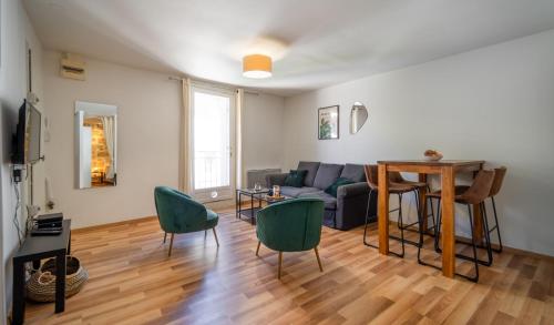 un salon avec un canapé et une table dans l'établissement Le Nid - Spacieux, tout équipé & Climatisation, à Montpellier