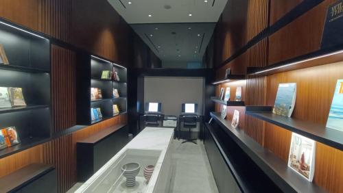 Μια τηλεόραση ή/και κέντρο ψυχαγωγίας στο FORM Hotel Al Jaddaf, Dubai, a Member of Design Hotels