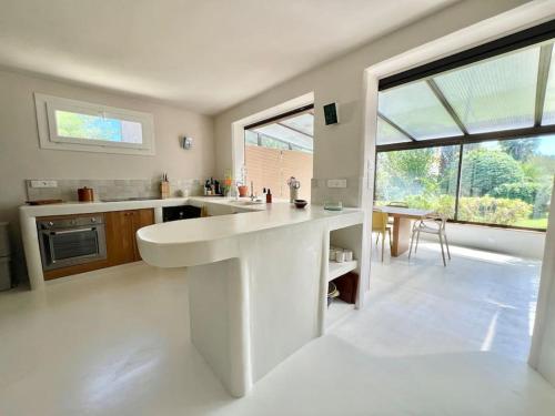Nhà bếp/bếp nhỏ tại Villa Bopénian - 400m plage & centre-ville Bandol