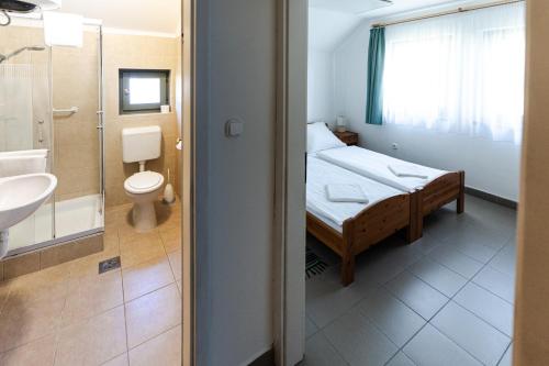 Koupelna v ubytování SZIGET HOTEL VERÁNKA