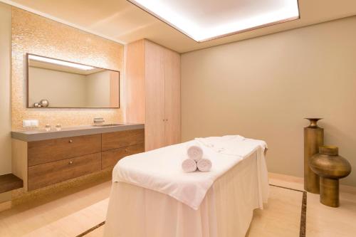 Bilik mandi di Pine Cliffs Hotel, a Luxury Collection Resort, Algarve