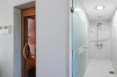 une salle de bain avec douche et porte vitrée dans l'établissement Hotel Gala Split, à Podstrana