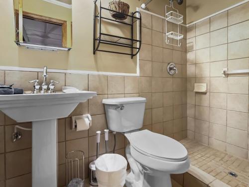 Vannituba majutusasutuses LB105B Cozy Condo Sleeps 6 WiFi Gated Parking NICE