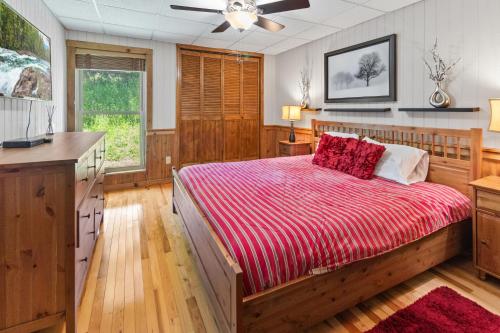 Voodi või voodid majutusasutuse LB105B Cozy Condo Sleeps 6 WiFi Gated Parking NICE toas