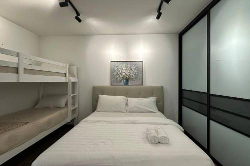 Ένα ή περισσότερα κρεβάτια σε δωμάτιο στο Seaview Premium Duplex in Gurney with WiFi & Full Kitchen 12B