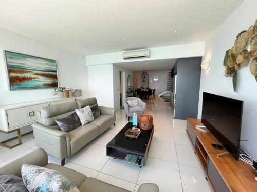 Μια τηλεόραση ή/και κέντρο ψυχαγωγίας στο Seaview Premium Duplex in Gurney with WiFi & Full Kitchen 12B