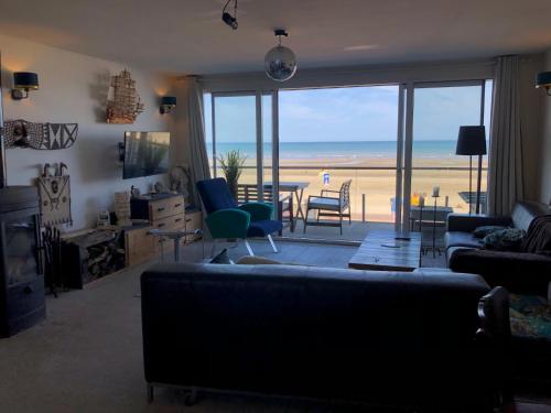 un soggiorno con vista sulla spiaggia di Villaloha Deluxe Bray-dunes Beach a Bray-Dunes