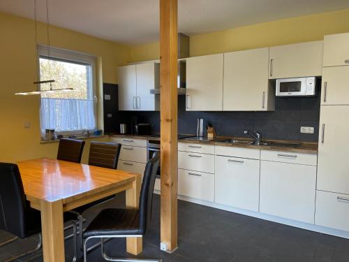 Kuchyň nebo kuchyňský kout v ubytování Ferienhaus, Am Süßling 15, Glowe