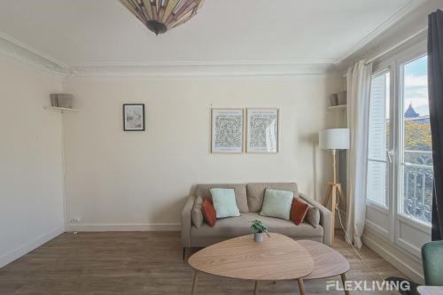 un salon avec un canapé et une table dans l'établissement Flexliving - private bedroom - Monge, à Paris