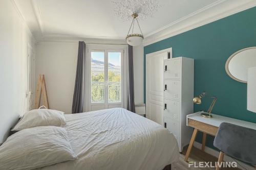 une chambre avec un lit, un bureau et une fenêtre dans l'établissement Flexliving - private bedroom - Monge, à Paris