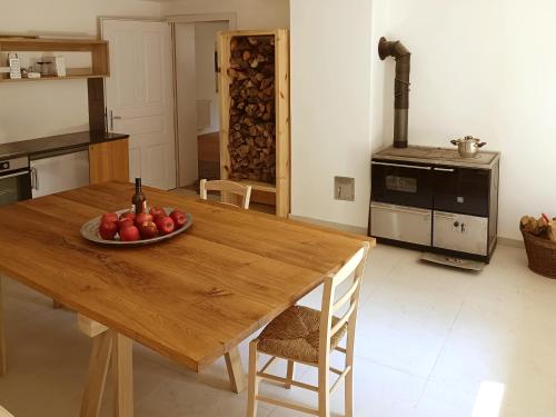 a wooden table in a kitchen with a plate of fruit at Neu renovierte Mühle, Einzellage im Waldviertel in Scheideldorf
