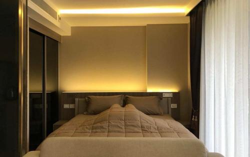 - une chambre avec un grand lit éclairé dans l'établissement Luxury condo right next to BTS Thonglor!, à Bangkok