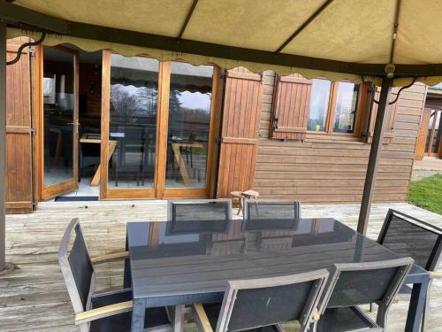 Balkón nebo terasa v ubytování Maison à 10 min du haras du pin