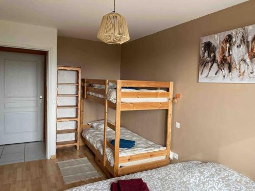 Postel nebo postele na pokoji v ubytování Maison à 10 min du haras du pin