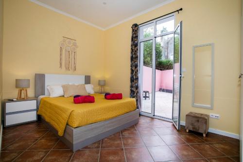 Ένα ή περισσότερα κρεβάτια σε δωμάτιο στο Furnas Cozy Inn