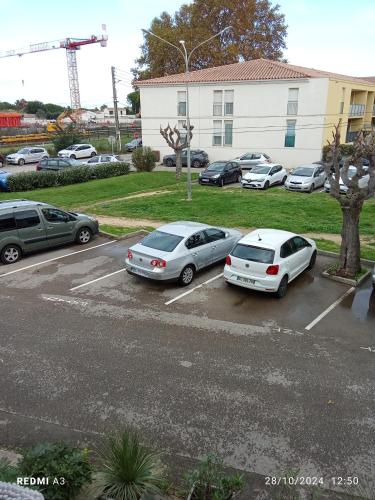 un groupe de voitures garées sur un parking dans l'établissement Proche du centre ville, à Aigues-Mortes