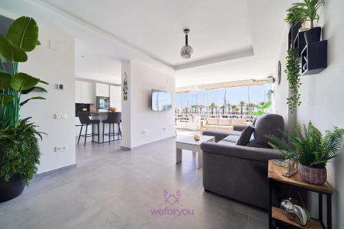 Televízia a/alebo spoločenská miestnosť v ubytovaní weforyou Isla de Poniente 2 Bedrooms and Parking