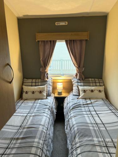 Voodi või voodid majutusasutuse Beautiful 8 Birth Holiday Home - Tattershall Lakes toas