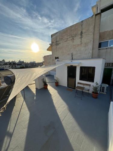 Sunny Rooftop Studio in Center with City Views