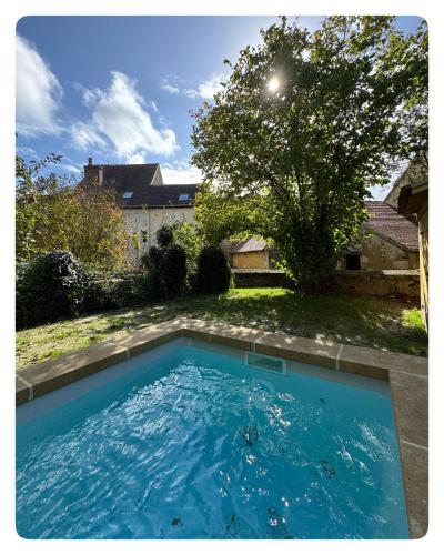 une piscine dans l'arrière-cour d'une maison dans l'établissement Maison 15 pers dans le Perche avec Piscine, à Saint-Aubin-des-Grois