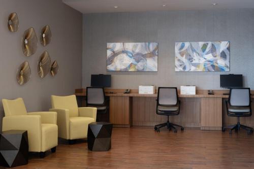 SpringHill Suites by Marriott Orlando at FLAMINGO CROSSINGS Town Center-Western Entrance Image